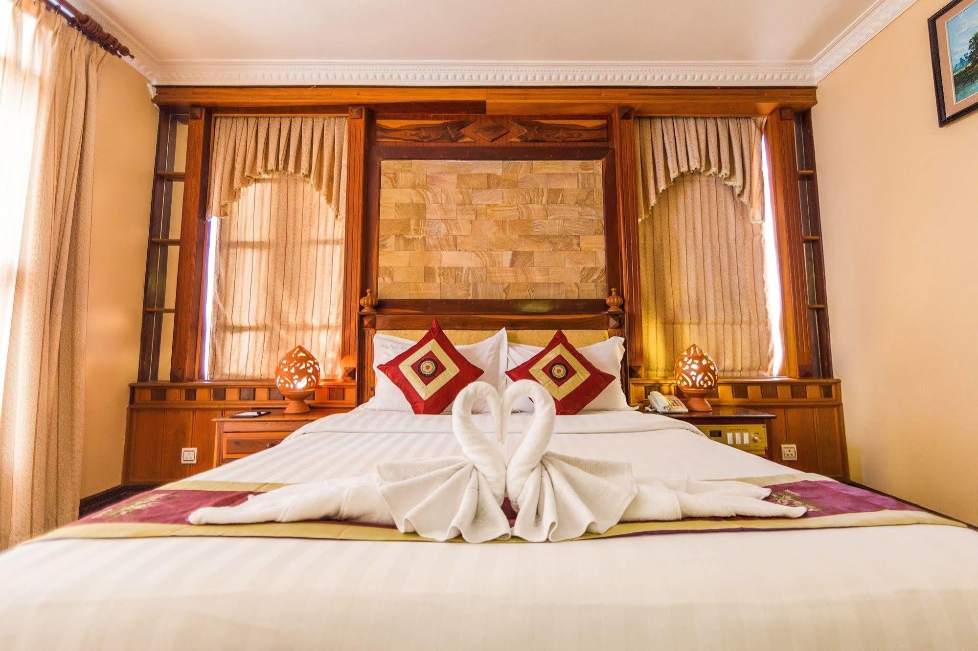 Blue River Hotel Phnom Penh Bagian luar foto